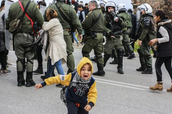 Столкновение мигрантов с полицией в лагере для беженцев на Лесбосе, Греция - Sputnik Азербайджан