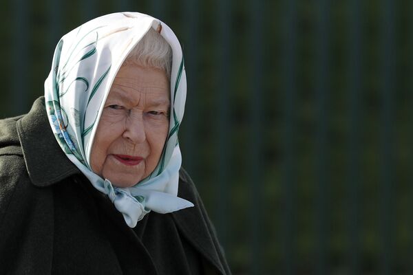 Королева Великобритании Елизавета II во время визита в Норфолк - Sputnik Азербайджан