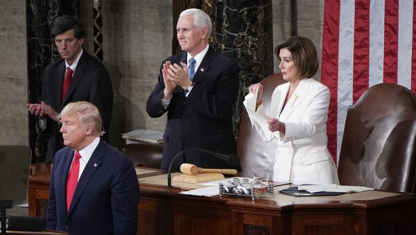 Спикер палаты представителей США Нэнси Пелоси рвет бумагу во время выступления президента США Дональда Трампа в Конгрессе  - Sputnik Azərbaycan