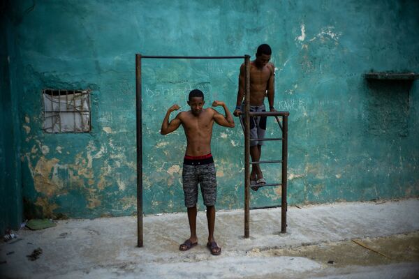 Молодые мужчины у турника в Гаване, Куба - Sputnik Азербайджан