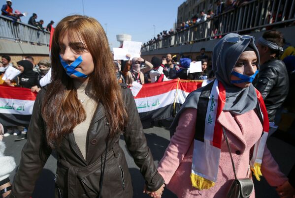 Иракские студенты во время акции протеста в Багдаде - Sputnik Азербайджан