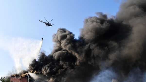 Пожарный вертолет Ми-8, задействованный в тушении пожара, фото из архива - Sputnik Azərbaycan