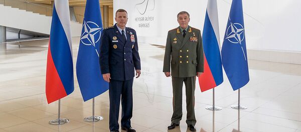 Верховный главнокомандующий Объединенными вооруженными силами НАТО в Европе генерал Тод Уолтерс и начальник Генштаба ВС России генерал армии Валерий Герасимов Верховный главнокомандующий Объединенными вооруженными силами НАТО в Европе генерал Тод Уолтерс и начальник Генштаба ВС России генерал армии Валерий Герасимов - Sputnik Азербайджан