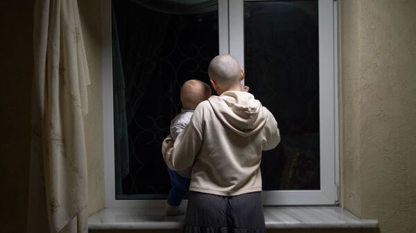 Лысые девушка с ребенком у окна - Sputnik Azərbaycan