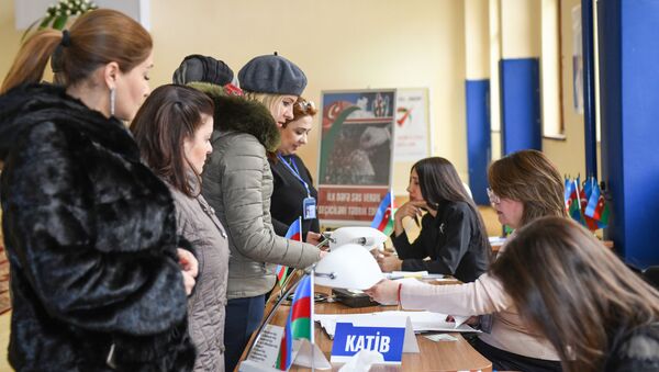Голосование на 4 избирательном участке 29 избирательного округа Сабаильского района - Sputnik Azərbaycan