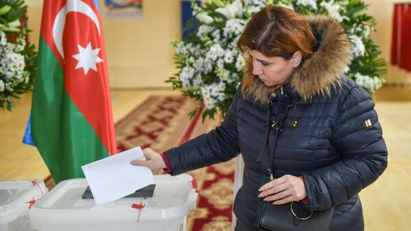 Голосование на 4 избирательном участке 29 избирательного округа Сабаильского района - Sputnik Azərbaycan