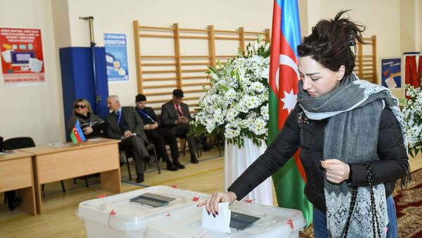 Голосование в 4 избирательном участке 29 избирательного округа Сабаильского района - Sputnik Азербайджан