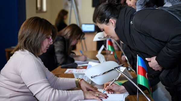 Голосование на 26 избирательном участке 17 избирательного округа Ясамальского района - Sputnik Azərbaycan