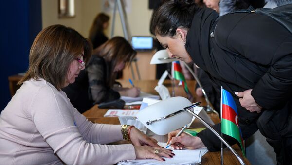 Голосование на 26 избирательном участке 17 избирательного округа Ясамальского района - Sputnik Azərbaycan