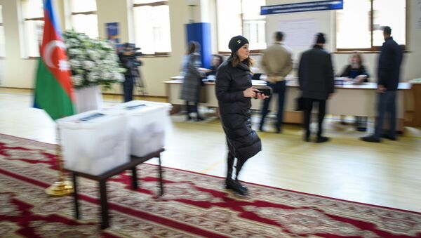 Голосование на 26 избирательном участке 17 избирательного округа Ясамальского района - Sputnik Azərbaycan