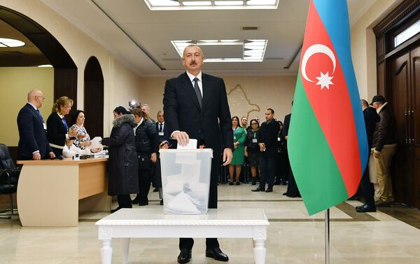 Президент Ильхам Алиев проголосовал на парламентских выборах - Sputnik Азербайджан