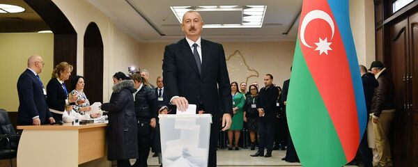 İlham Əliyev 6 saylı seçki məntəqəsində səs verib - Sputnik Азербайджан