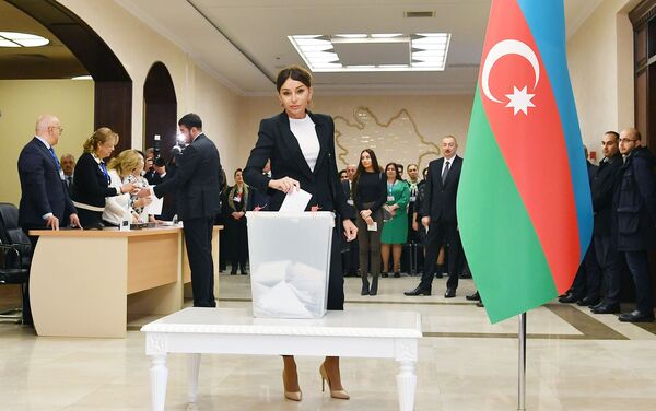 Первая леди Мехрибан Алиева проголосовала на парламентских выборах - Sputnik Азербайджан