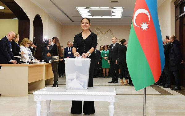 Лейла Алиева проголосовала на парламентских выборах - Sputnik Азербайджан