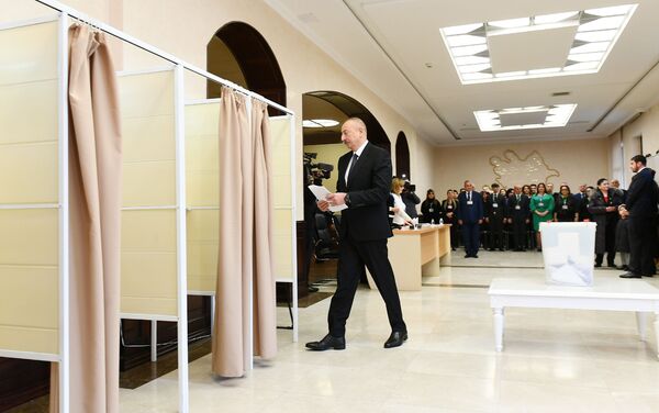 Президент Ильхам Алиев проголосовал на парламентских выборах - Sputnik Азербайджан