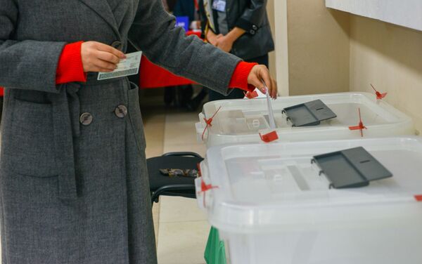 На избирательном участке номер семь 107-го Газахского избирательного округа  - Sputnik Азербайджан