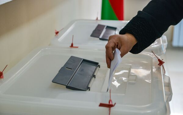 На избирательном участке номер семь 107-го Газахского избирательного округа  - Sputnik Азербайджан