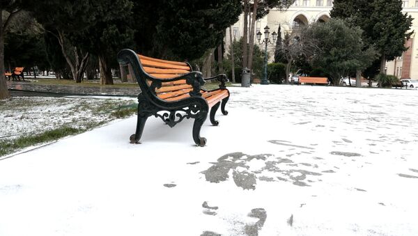 Дождались: в Баку выпал первый снег – видео - Sputnik Азербайджан