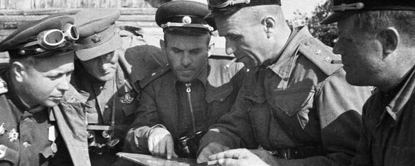 Генерал-майор танковых войск Даниил Белый, генерал-лейтенант Виктор Обухов, генерал-майор танковых войск Ази Асланов (в центре), гвардии полковник Александр Андреев (слева направо) на командном пункте танкового соединения под Вильнюсом - Sputnik Азербайджан