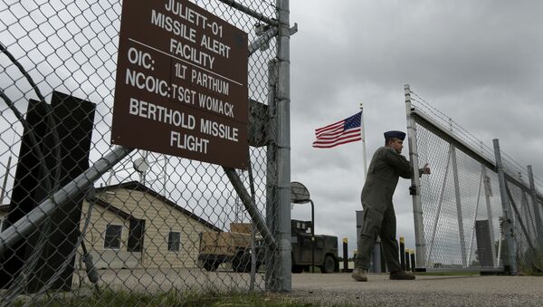 Ворота на базе ВВС США Майнот - Sputnik Азербайджан