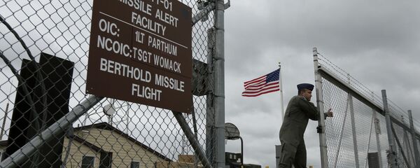 Ворота на базе ВВС США Майнот Ворота на базе ВВС США Майнот - Sputnik Азербайджан