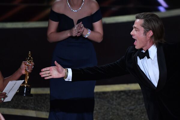 Актер Брэд Питт во время получения премии Оскар за лучшую мужскую роль второго плана в Лос-Анджелесе  - Sputnik Азербайджан