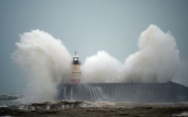  Волны у маяка Нью Хейвен на южном побережье Англии во время урагана Сиара - Sputnik Азербайджан