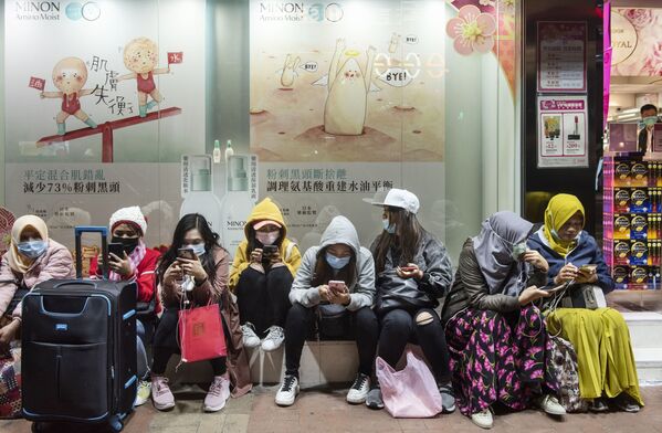 Женщины в защитных масках на одной из улиц в Гонконге - Sputnik Азербайджан