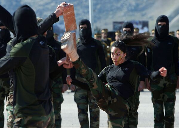 Бойцы Пешмерга на церемонии выпуска в военном лагере в провинции Эрбиль - Sputnik Азербайджан