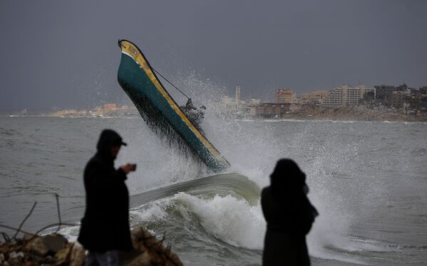 Палестинские рыбаки у берегов Газы - Sputnik Азербайджан