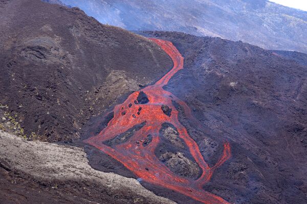 Извержение вулкана Питон-де-ла-Фурнез на острове Реюньон - Sputnik Азербайджан