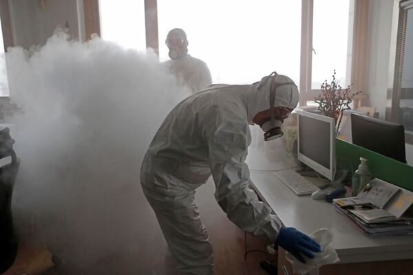 Дезинфекция офиса в Шанхае в связи со вспышкой коронавируса в Китае - Sputnik Азербайджан