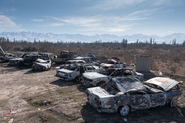 Автомобили, сожженные во время массовых беспорядков в Кордайском районе Жамбылской области Казахастана - Sputnik Азербайджан