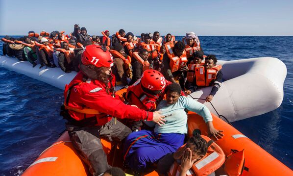 Члены испанской неправительственной организации Maydayterraneo во время спасения около 90 мигрантов в Средиземном море у побережья Ливии - Sputnik Азербайджан