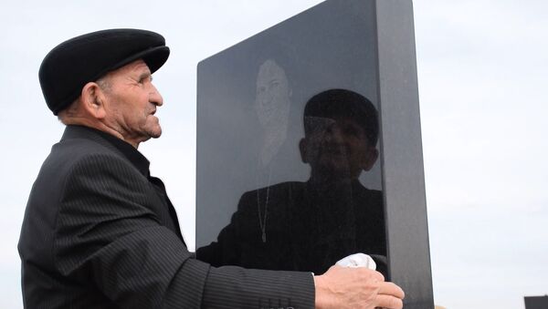 У любви нет срока давности: азербайджанец посещает могилу жены каждый день – видео - Sputnik Азербайджан