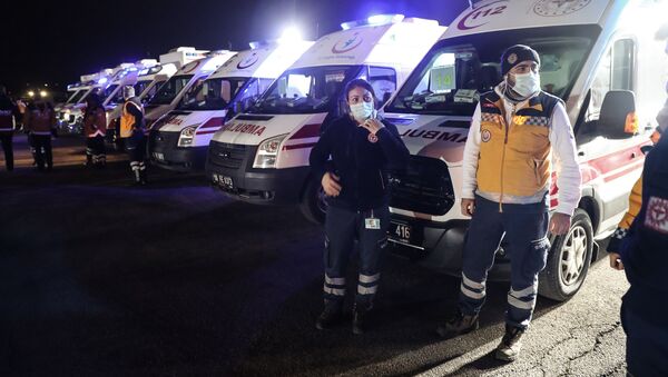 Сотрудники скорой помощи в Турции в медицинских масках, фото из архива - Sputnik Azərbaycan