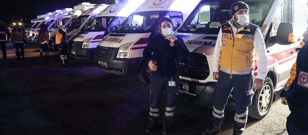 Сотрудники скорой помощи в Турции в медицинских масках, фото из архива - Sputnik Азербайджан