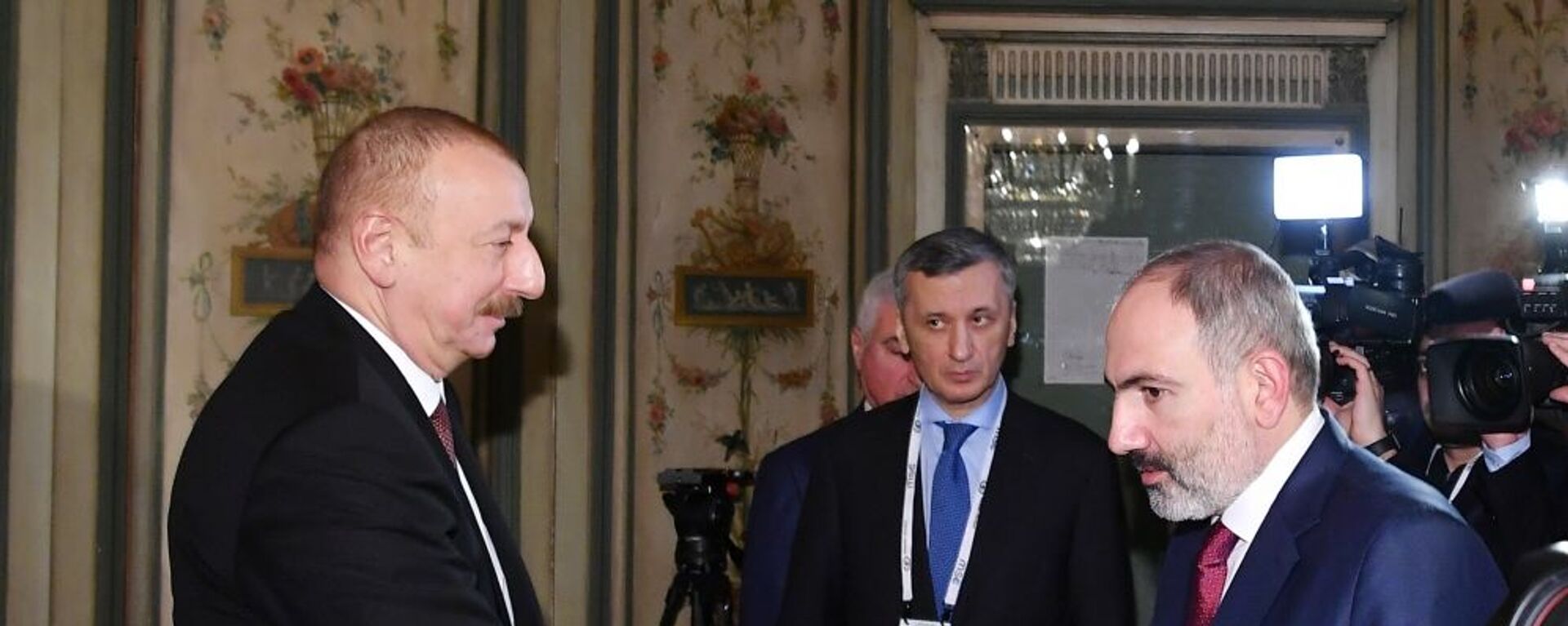Президент Азербайджана Ильхам Алиев и премьер-министр Армении Николь Пашинян, фото из архива - Sputnik Азербайджан, 1920, 20.11.2021