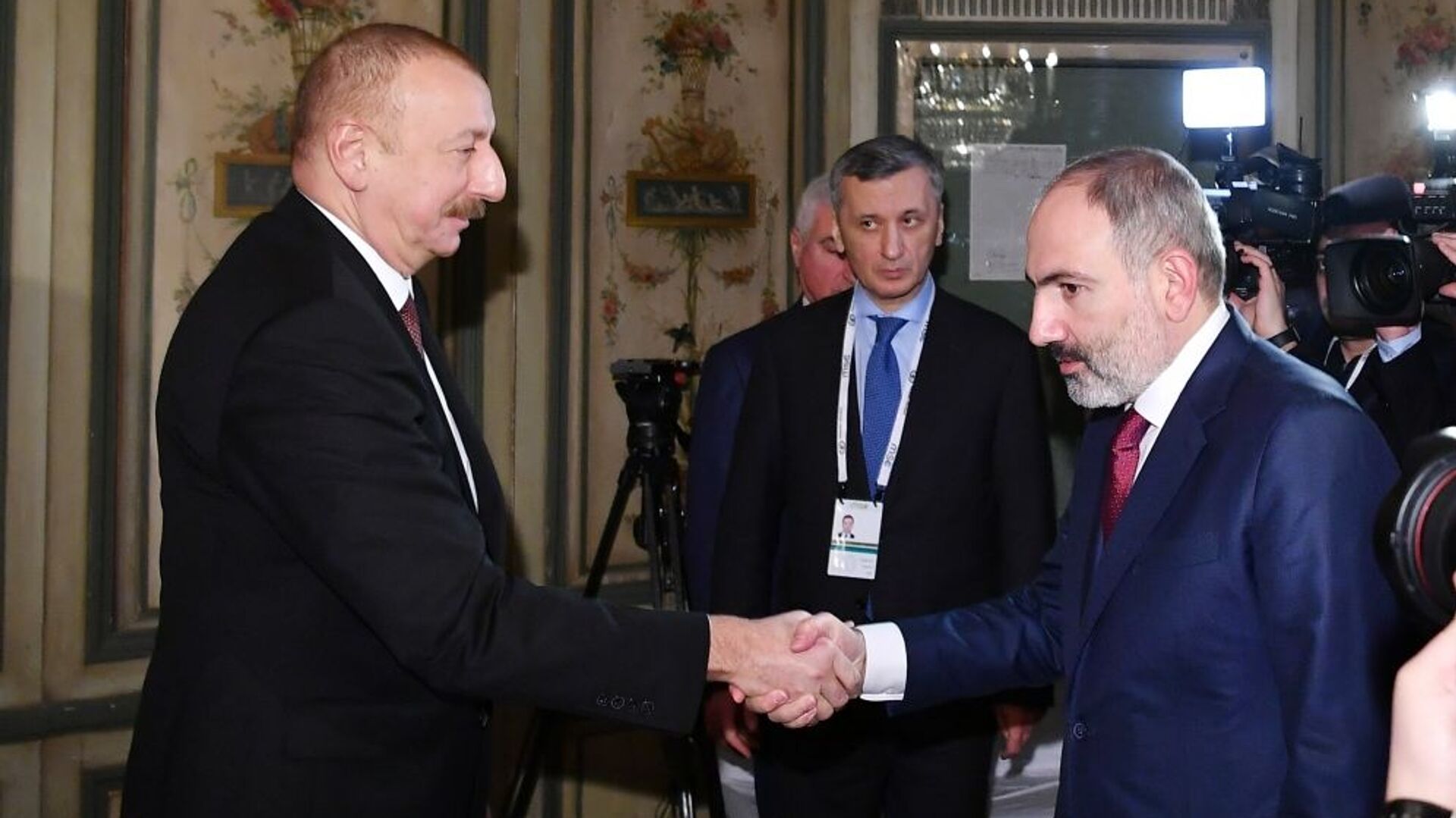 Во время встречи между Президентом Ильхамом Алиевым и премьер-министром Армении Николом Пашиняном - Sputnik Азербайджан, 1920, 04.11.2021