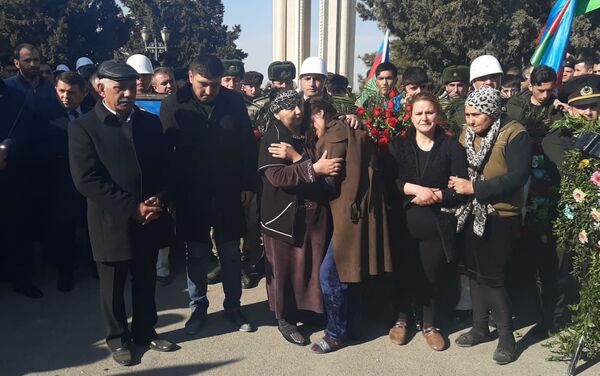 Церемония похорон шехида Сеймура Алескерова - Sputnik Азербайджан