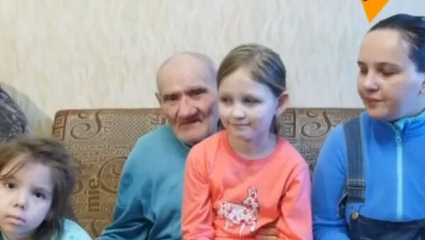 Как семья приютила бездомного дедушку - видео   - Sputnik Азербайджан