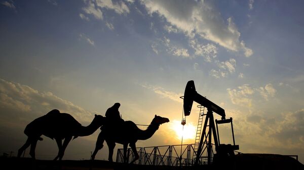 Нефтяной насос в пустыне в Бахрейне, фото из архива - Sputnik Azərbaycan