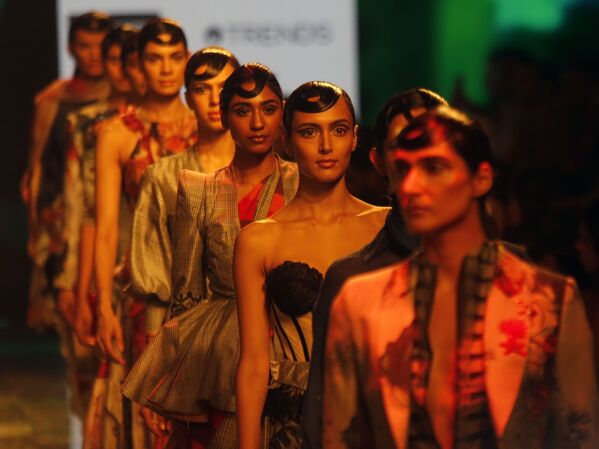 Модели во время презентации коллекции House of Three X Tantajo на Неделе моды Lakme 2020 Summer/Resort fashion show в Мумбаи - Sputnik Азербайджан