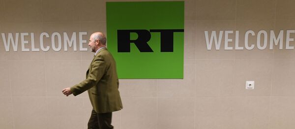 Сотрудник в офисе телеканала Russia Today в Москве - Sputnik Азербайджан