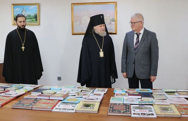 Православные храмы в Баку получили подарки от Россотрудничества Православные храмы в Баку получили подарки от Россотрудничества - Sputnik Азербайджан