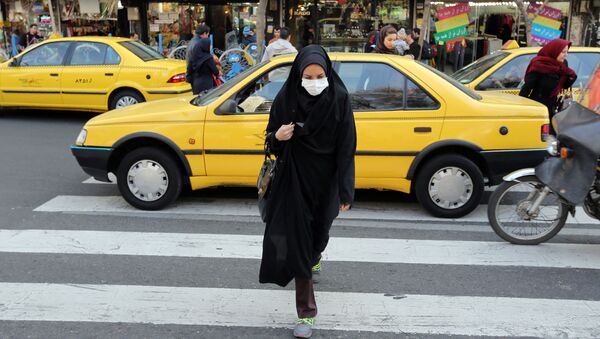Женщина в медицинской маске в Тегеране, фото из архива - Sputnik Азербайджан
