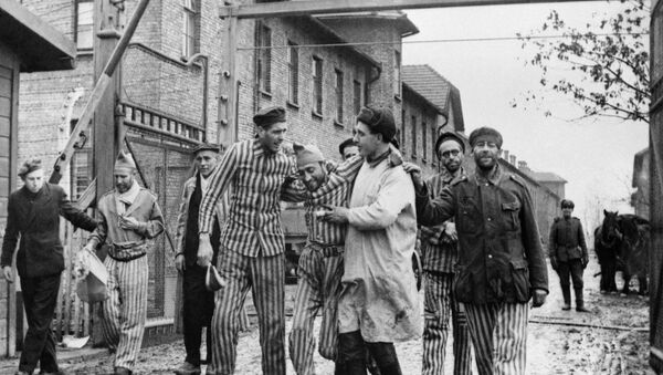 Освобождение советскими войсками узников немецко-фашистского концлагеря Аушвиц-Биркенау - Освенцим (Польша), фото из архива - Sputnik Азербайджан