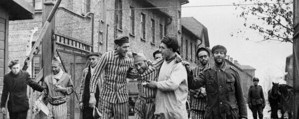 Освобождение советскими войсками узников немецко-фашистского концлагеря Аушвиц-Биркенау - Освенцим (Польша), фото из архива - Sputnik Азербайджан