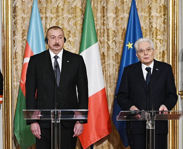 İlham Əliyev və Sercio Mattarella mətbuata bəyanatlarla çıxış ediblər İlham Əliyev və Sercio Mattarella mətbuata bəyanatlarla çıxış ediblər - Sputnik Azərbaycan