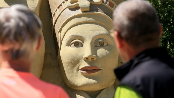 Посетители смотрят на песчаную статую Нефертити, фото из архива - Sputnik Azərbaycan